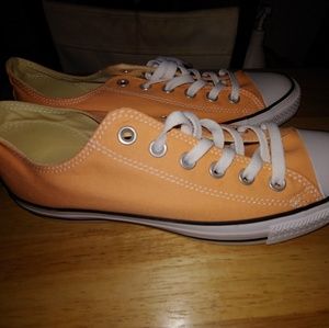 Peach Converse Chuck Taylor Low